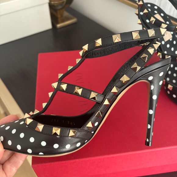 Very Elegant Valentino Garavani Classic Rockstud pumps! Brand new in box! 38.5 - Picture 4 of 16